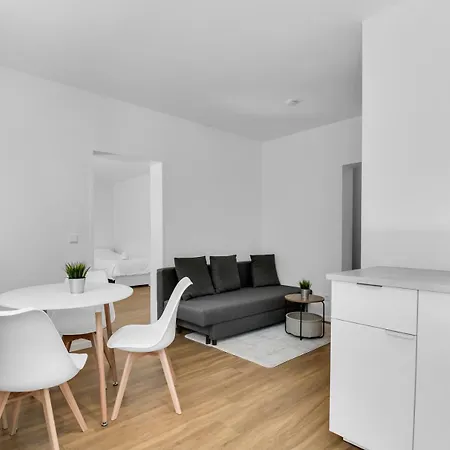Ferienunterkunft Mit Balkon Und Einem Schlafzimmer * يبستات